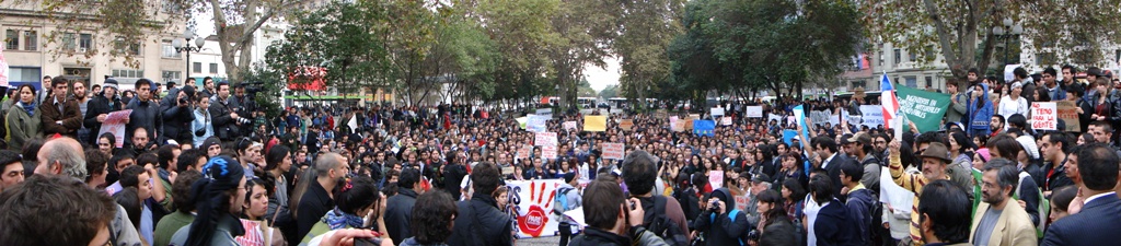 4.000 personas al frente de La Moneda en manifestación en contra de HidroAysén